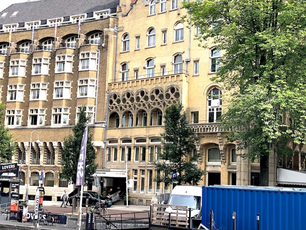 Das Hotel in Amsterdam, in dem Gus und Hazel im Film Das Schicksal ist ein mieser Verräter übernachten
