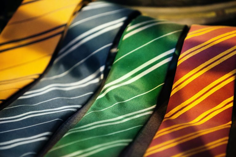Vier Krawatten in den Farben der Hogwarts Häuser aus Harry Potter