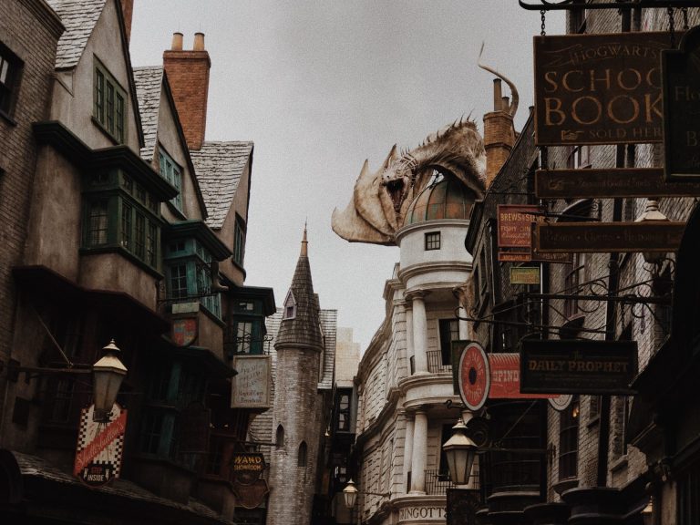 In der Winkelgasse von Harry Potter, Blick auf Gringotts Bank mit dem Drachen auf dem Dach