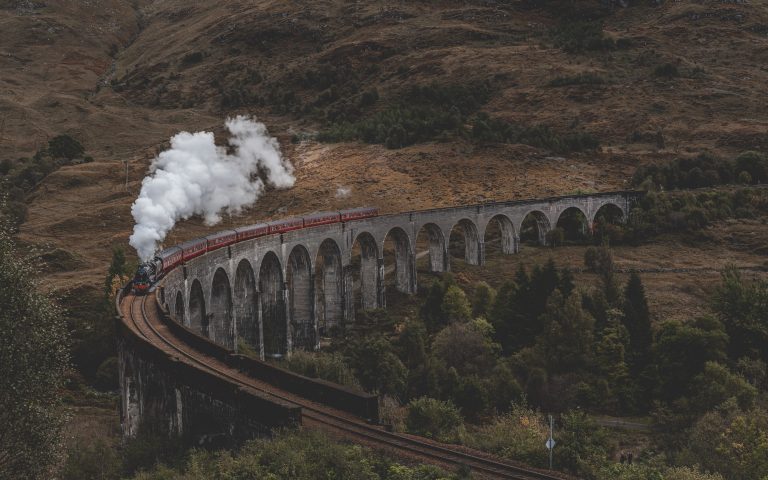 Der Hogwarts Express aus Harry Potter fährt durch die Landschaft