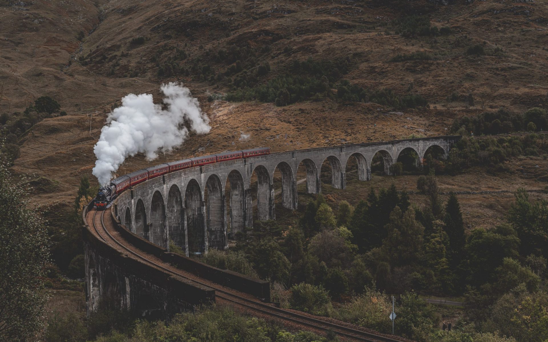Der Hogwarts Express aus Harry Potter fährt durch die Landschaft