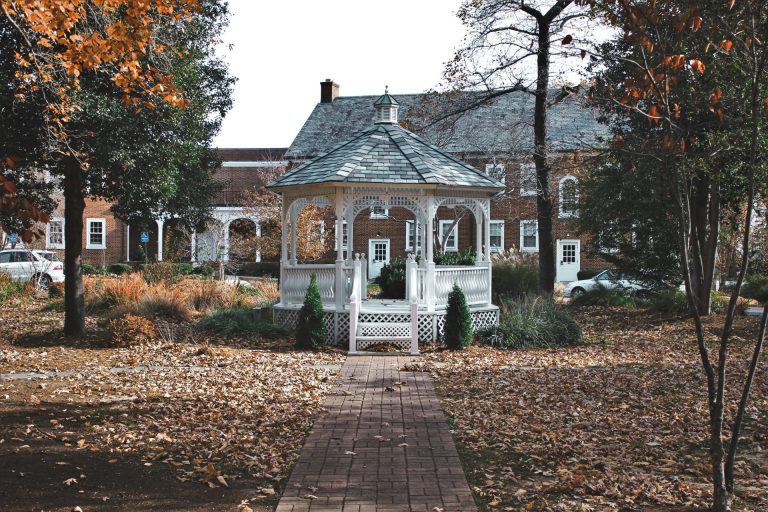 Blick auf einen Pavillon im Herbst, erinnert an Stars Hollow aus der Serie Gilmore Girls