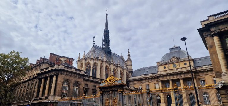 Blick auf die Sainte Chapelle in Paris