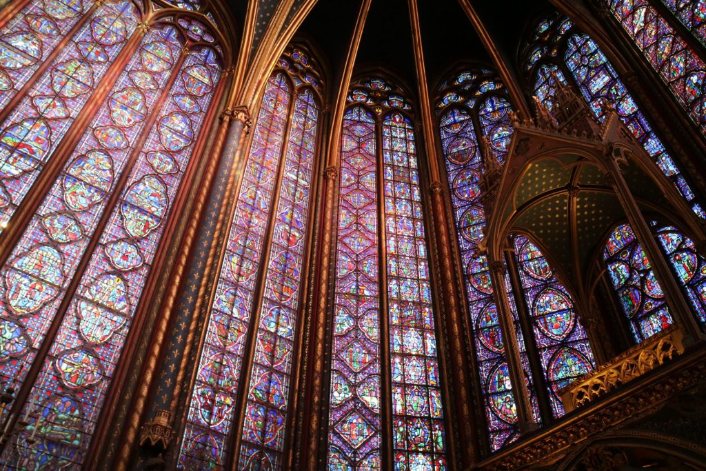 Der Innenraum der Sainte-Chapelle in Paris, komplett verkleidet mit Buntglasfenstern