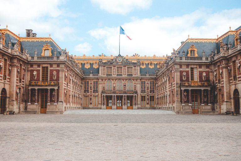 Blick auf den goldverzierten Eingang vom Schloss Versailles in der Nähe von Paris